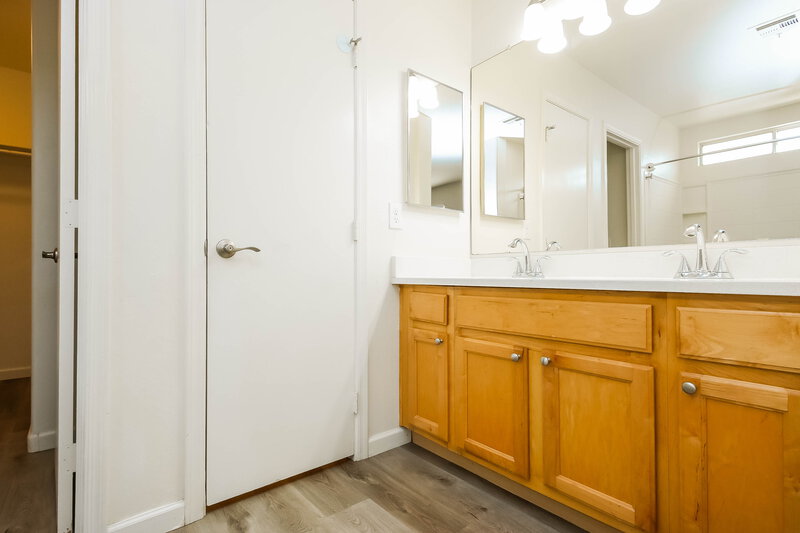 2,110/Mo, 4010 W Park St Phoenix, AZ 85041 Main Bathroom View