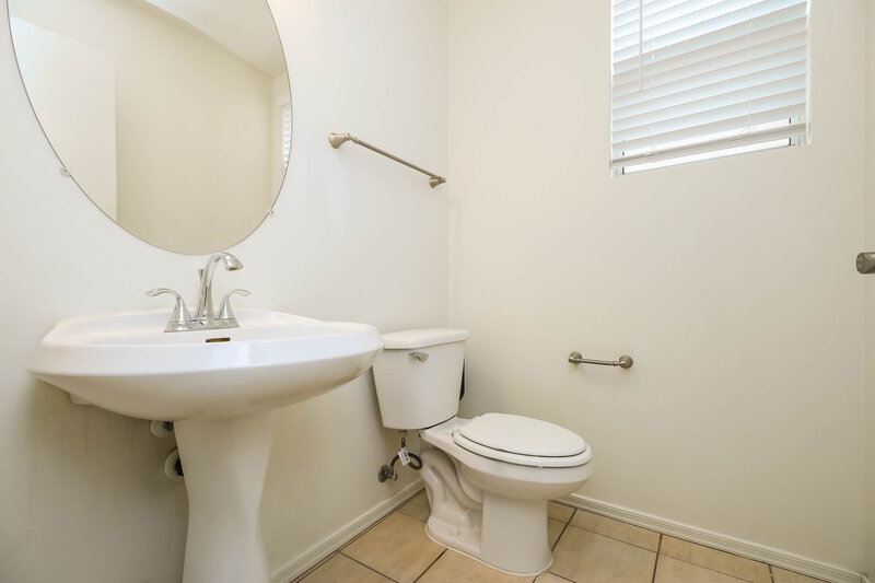 2,110/Mo, 4010 W Park St Phoenix, AZ 85041 Bathroom View 2