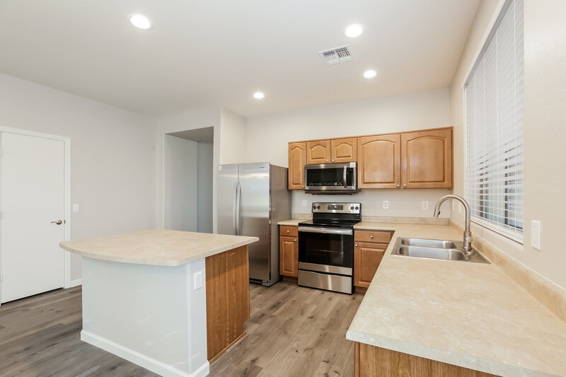 2,105/Mo, 3117 W St Kateri Dr Phoenix, AZ 85041 Kitchen View