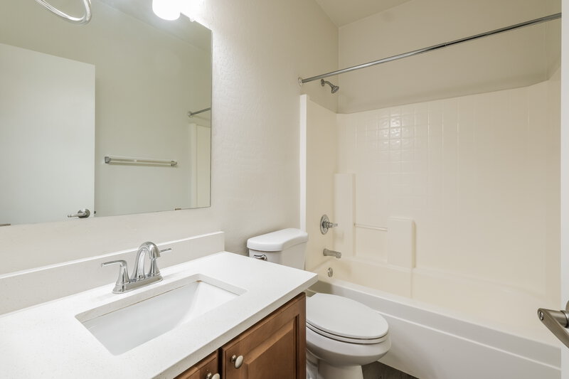 1,975/Mo, 3117 W St Kateri Dr Phoenix, AZ 85041 Bathroom View