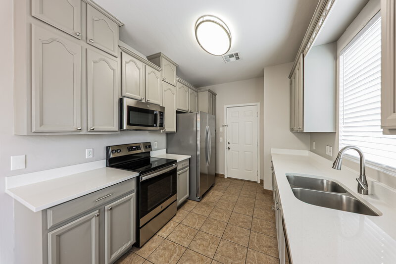 2,340/Mo, 34806 N 31st Ave Phoenix, AZ 85086 Kitchen View 2