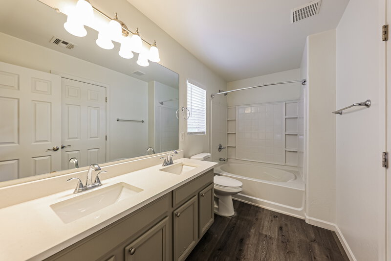 2,340/Mo, 34806 N 31st Ave Phoenix, AZ 85086 Main Bathroom View