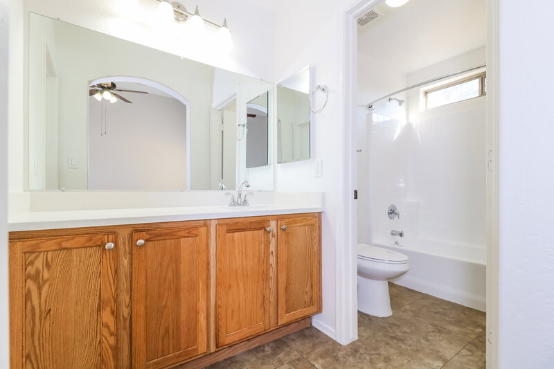 2,060/Mo, 15057 N Gil Balcome Ct Surprise, AZ 85379 Main Bathroom View