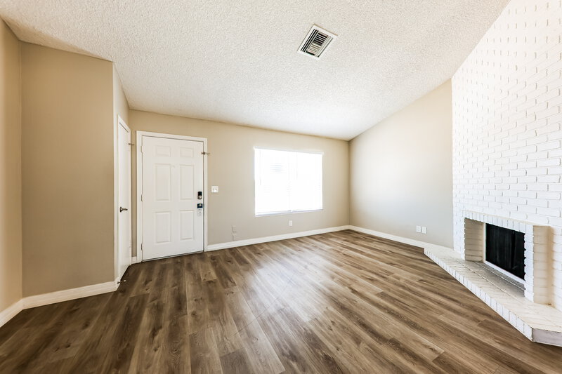 2,150/Mo, 5222 W Aster Dr Glendale, AZ 85304 Living Room View 2