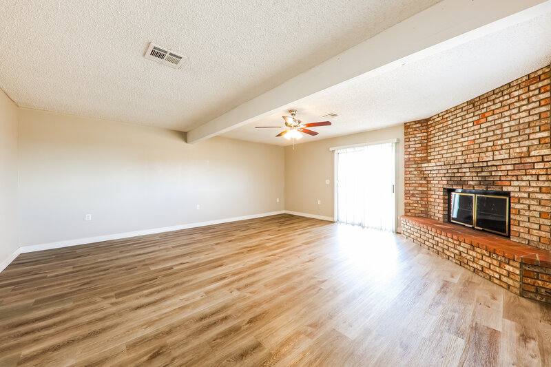 2,150/Mo, 5222 W Aster Dr Glendale, AZ 85304 Living Room View 3