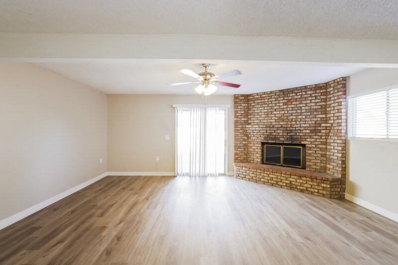 2,130/Mo, 5222 W Aster Dr Glendale, AZ 85304 Family Room View
