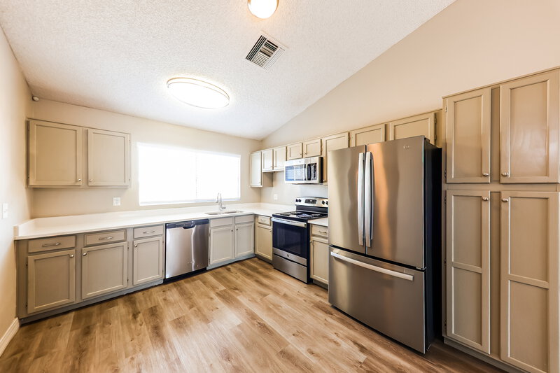 2,150/Mo, 5222 W Aster Dr Glendale, AZ 85304 Kitchen View