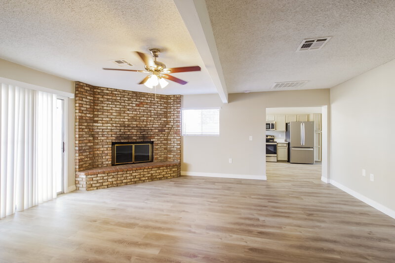 2,130/Mo, 5222 W Aster Dr Glendale, AZ 85304 Family Room View 2
