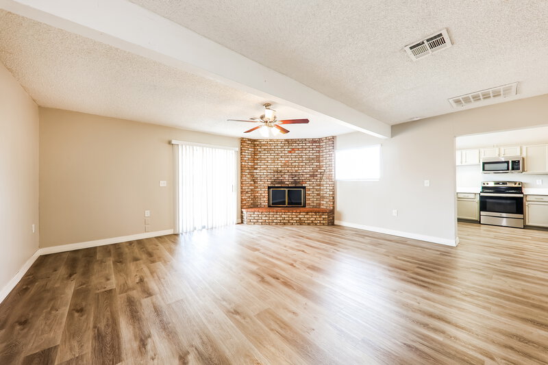 2,150/Mo, 5222 W Aster Dr Glendale, AZ 85304 Family Room View
