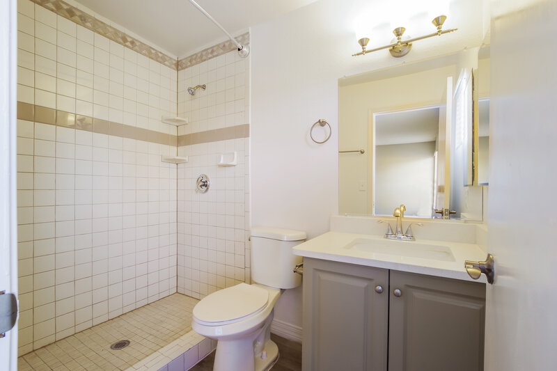 2,130/Mo, 5222 W Aster Dr Glendale, AZ 85304 Main Bathroom View