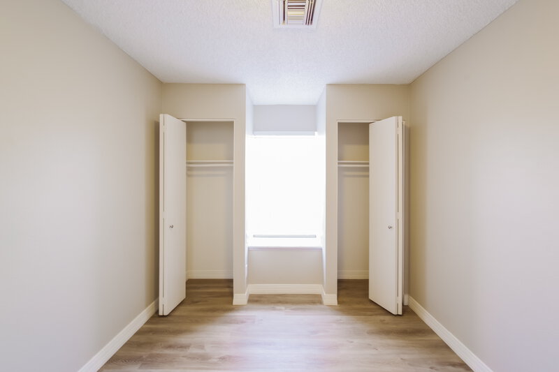 2,130/Mo, 5222 W Aster Dr Glendale, AZ 85304 Bedroom View