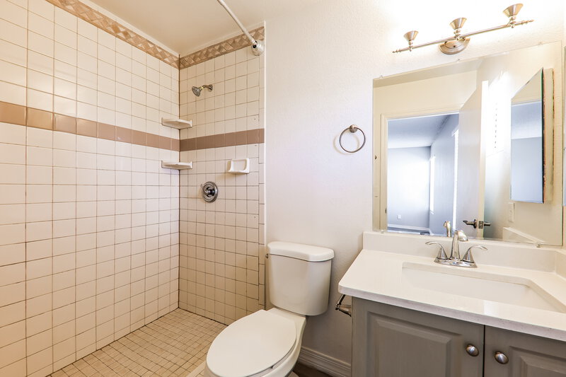 2,150/Mo, 5222 W Aster Dr Glendale, AZ 85304 Main Bathroom View