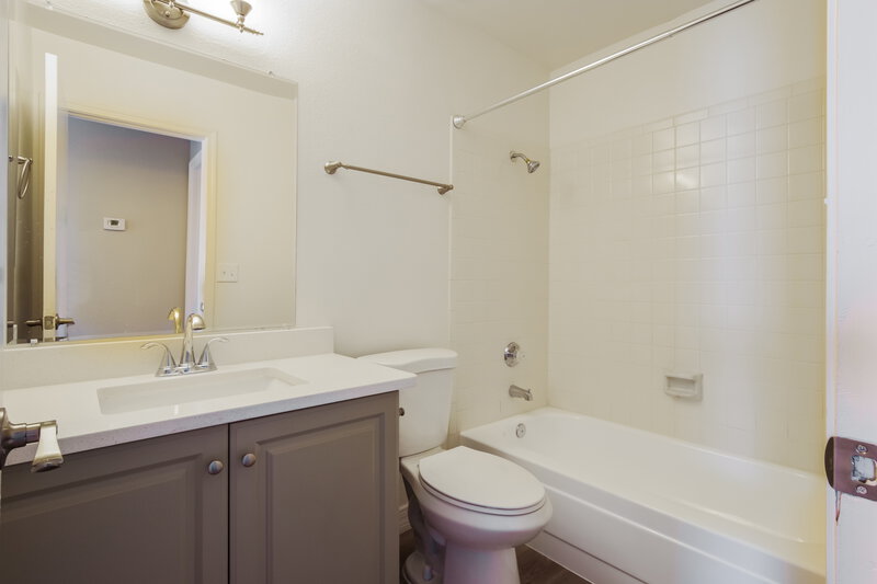 2,130/Mo, 5222 W Aster Dr Glendale, AZ 85304 Bathroom View