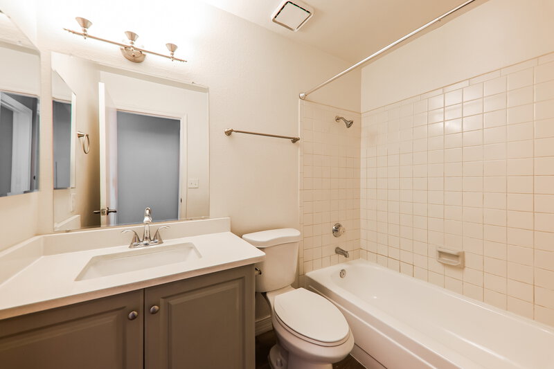 2,150/Mo, 5222 W Aster Dr Glendale, AZ 85304 Bathroom View
