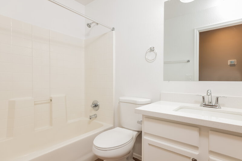 2,330/Mo, 1128 W 20th Ave Apache Junction, AZ 85120 Bathroom View
