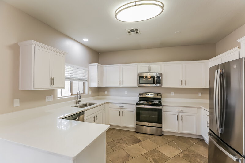 2,400/Mo, 5415 W Pollack St Laveen, AZ 85339 Kitchen View