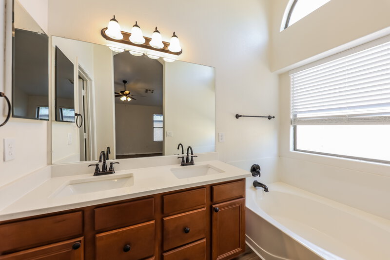2,550/Mo, 2452 W Blue Sky Dr Phoenix, AZ 85085 Main Bathroom View