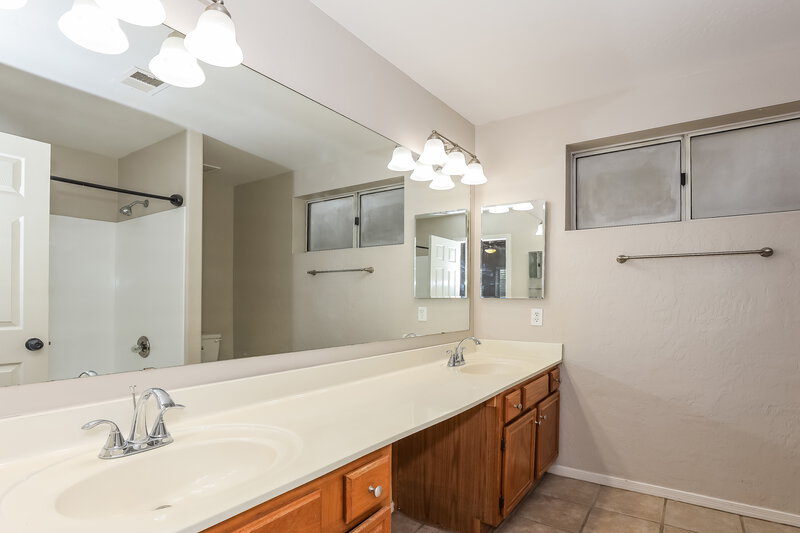 1,895/Mo, 3134 E McKellips Rd Unit 209 Mesa, AZ 85213 Main Bathroom View