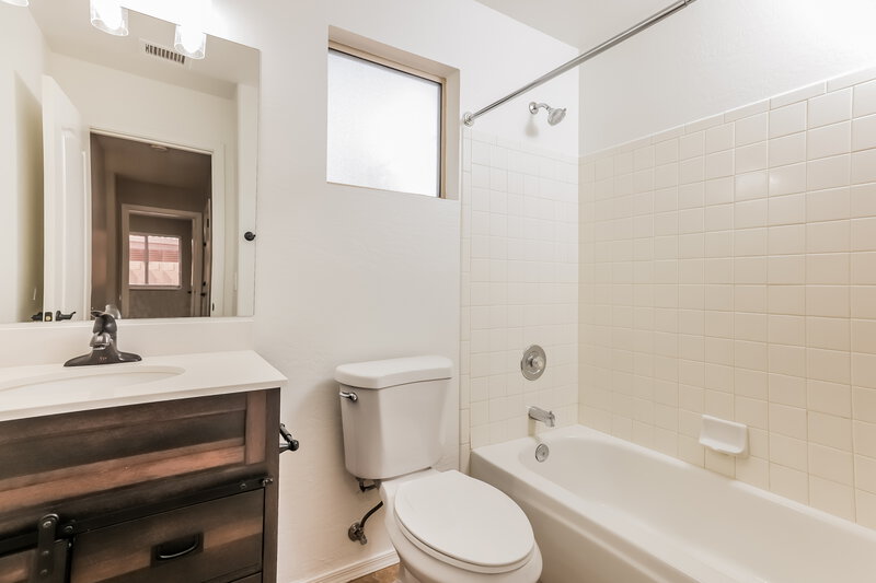2,350/Mo, 18639 N 2nd Ave Phoenix, AZ 85027 Main Bathroom View
