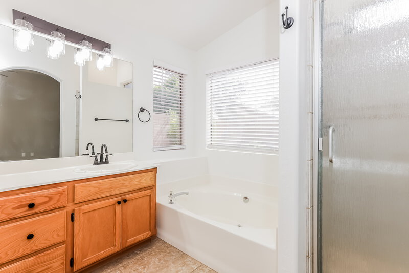 2,350/Mo, 18639 N 2nd Ave Phoenix, AZ 85027 Bathroom View