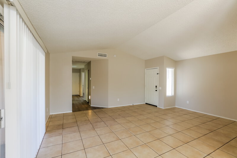 1,935/Mo, 6933 W Nicolet Ave Glendale, AZ 85303 Living Room View