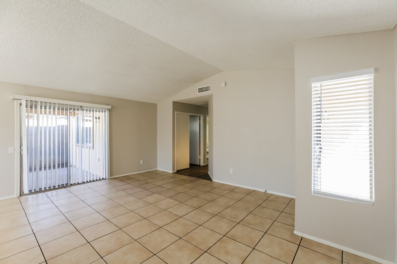 1,935/Mo, 6933 W Nicolet Ave Glendale, AZ 85303 Living Room View 3