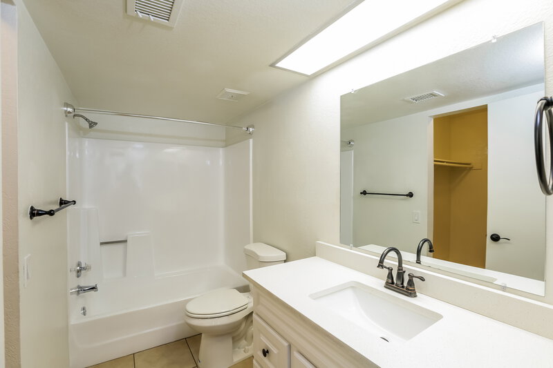 1,935/Mo, 6933 W Nicolet Ave Glendale, AZ 85303 Main Bathroom View
