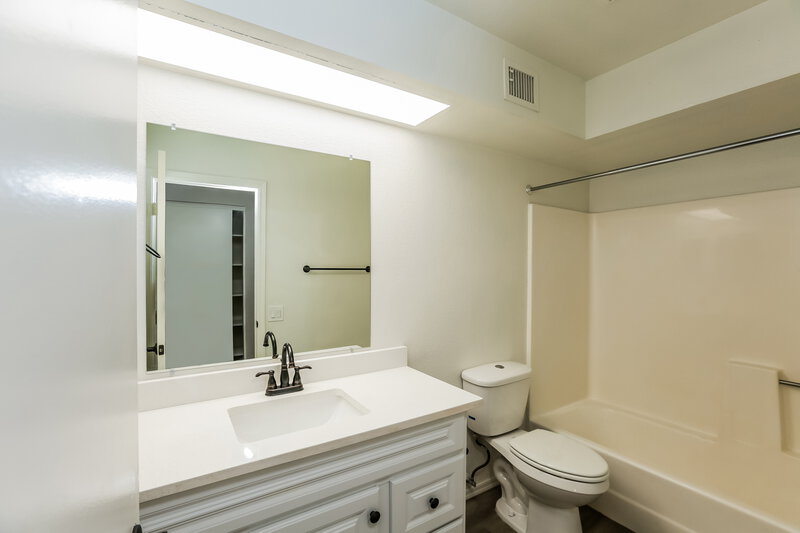 1,935/Mo, 6933 W Nicolet Ave Glendale, AZ 85303 Bathroom View