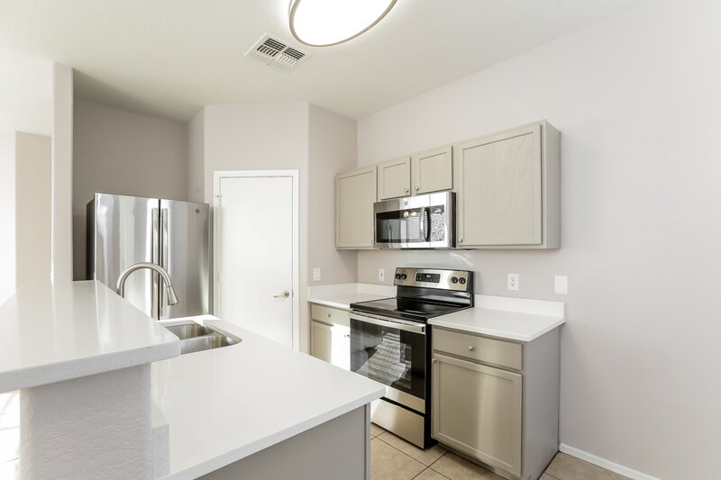 1,990/Mo, 1115 E Grove St Phoenix, AZ 85040 Kitchen View