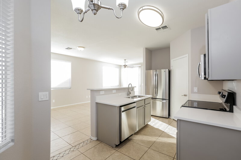 1,990/Mo, 1115 E Grove St Phoenix, AZ 85040 Kitchen View 2