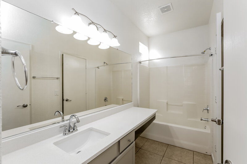 1,990/Mo, 1115 E Grove St Phoenix, AZ 85040 Main Bathroom View
