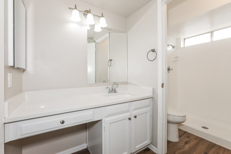 2,555/Mo, 840 S 21st St Mesa, AZ 85204 Main Bathroom View