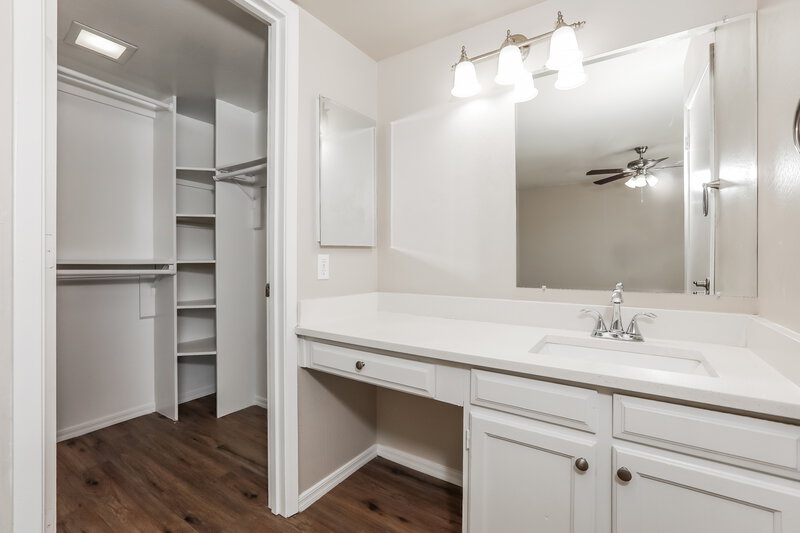 2,555/Mo, 840 S 21st St Mesa, AZ 85204 Main Bathroom View 2
