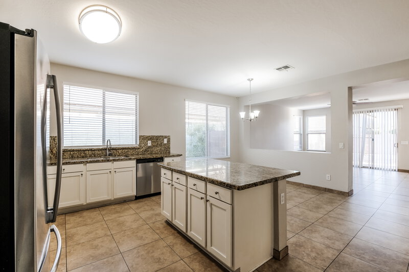 2,010/Mo, 3014 W Donner Dr Phoenix, AZ 85041 Kitchen View