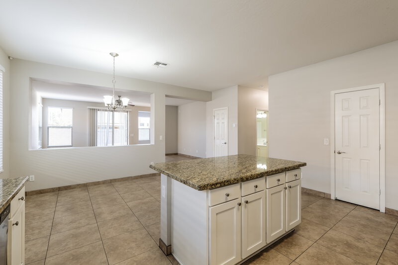 2,010/Mo, 3014 W Donner Dr Phoenix, AZ 85041 Kitchen View 2
