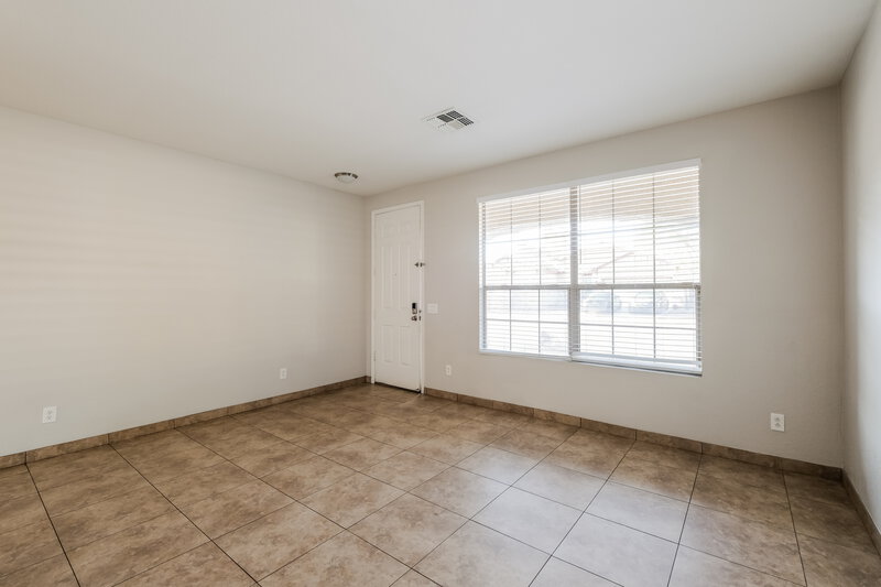 2,010/Mo, 3014 W Donner Dr Phoenix, AZ 85041 Family Room View