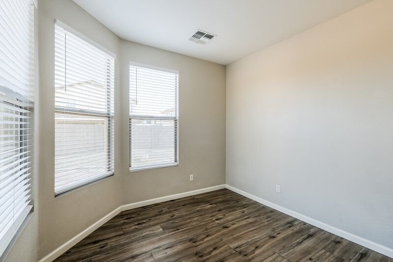 2,010/Mo, 3014 W Donner Dr Phoenix, AZ 85041 Office View