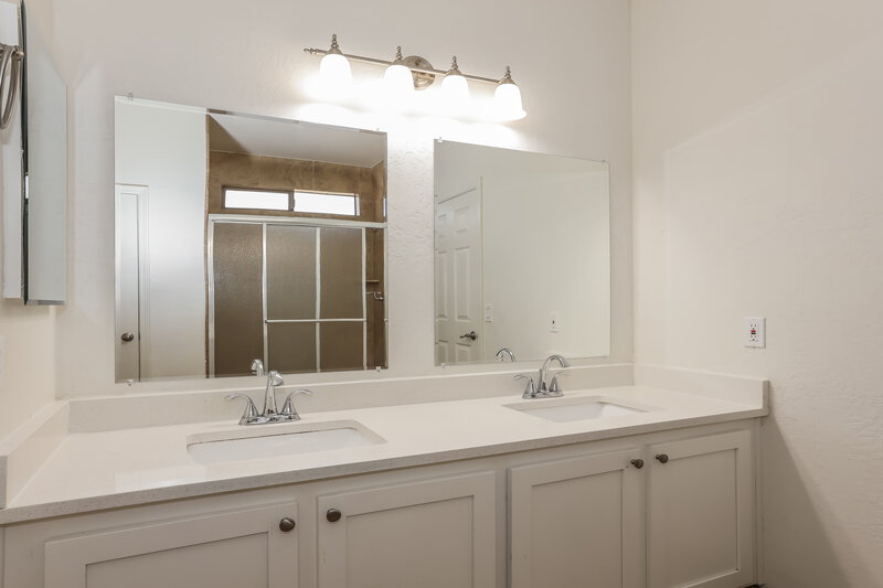 1,990/Mo, 3014 W Donner Dr Phoenix, AZ 85041 Main Bathroom View 2