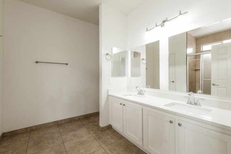 2,010/Mo, 3014 W Donner Dr Phoenix, AZ 85041 Main Bathroom View
