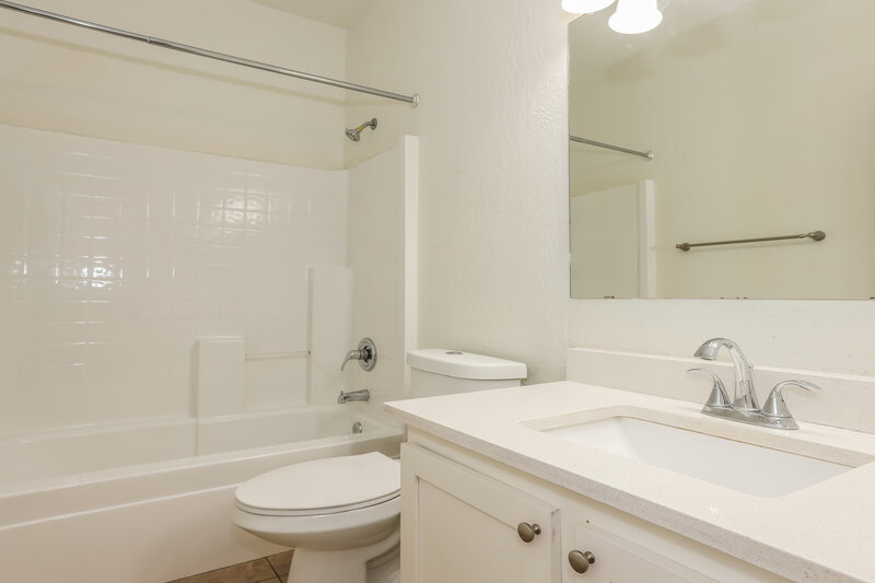 1,990/Mo, 3014 W Donner Dr Phoenix, AZ 85041 Bathroom View