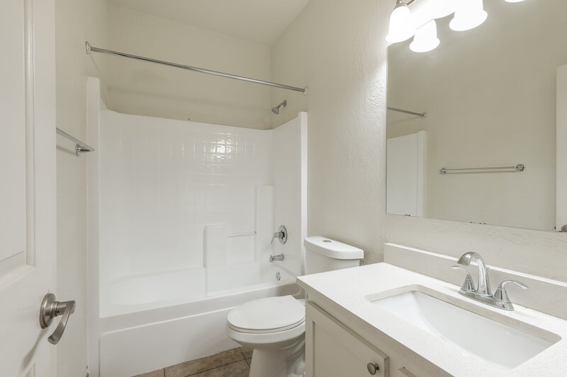 2,010/Mo, 3014 W Donner Dr Phoenix, AZ 85041 Bathroom View