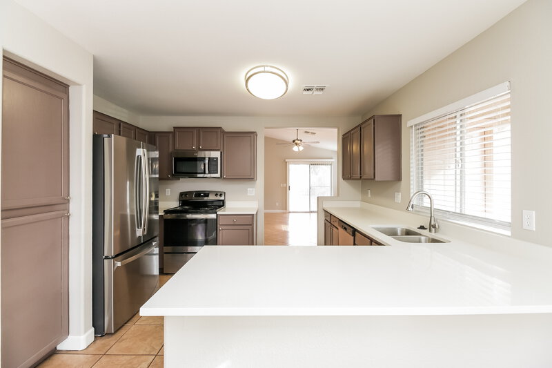 3,050/Mo, 631 N Williams St Chandler, AZ 85225 Kitchen View 2