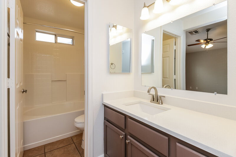 3,050/Mo, 631 N Williams St Chandler, AZ 85225 Main Bathroom View