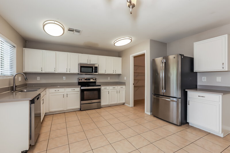 2,030/Mo, 1836 E Silversmith Trail San Tan Valley, AZ 85143 Kitchen View 2