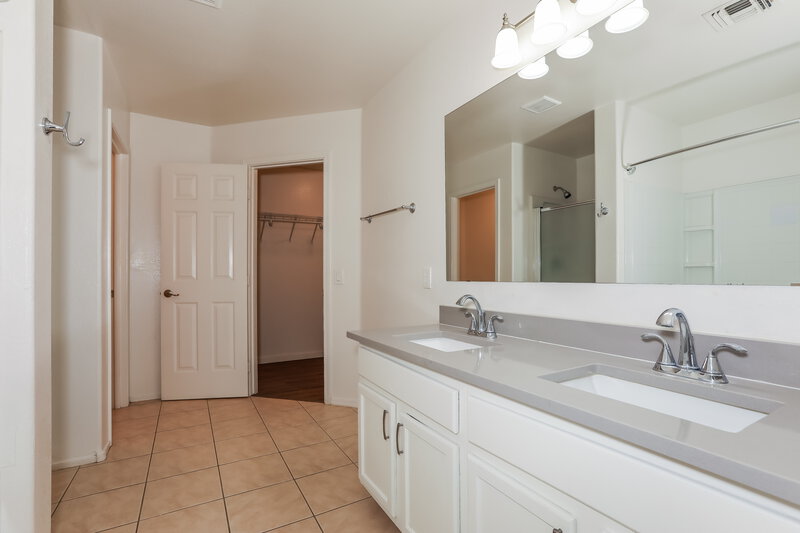 2,030/Mo, 1836 E Silversmith Trail San Tan Valley, AZ 85143 Main Bathroom View