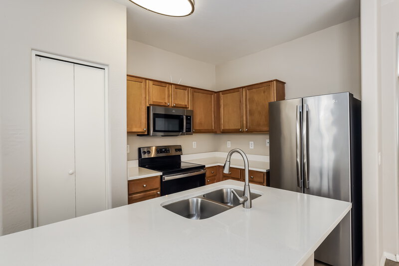 1,825/Mo, 5208 W Warner St Phoenix, AZ 85043 Kitchen View