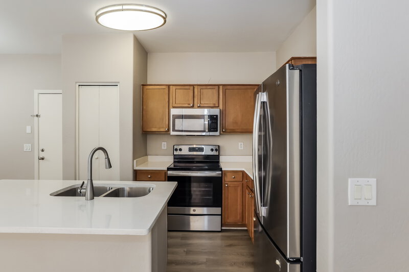 1,825/Mo, 5208 W Warner St Phoenix, AZ 85043 Kitchen View 2