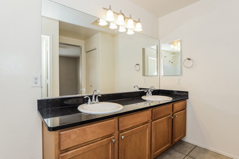 1,825/Mo, 5208 W Warner St Phoenix, AZ 85043 Main Bathroom View