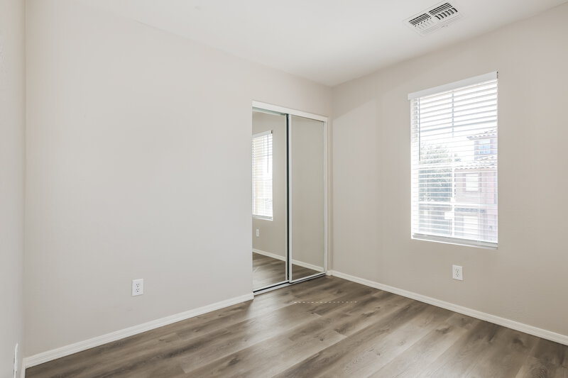 1,825/Mo, 5208 W Warner St Phoenix, AZ 85043 Bedroom View 3
