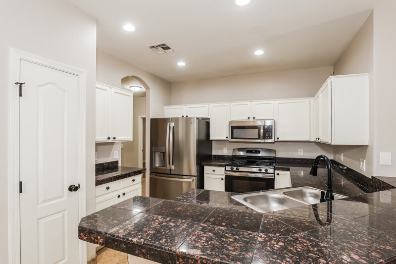 2,020/Mo, 3677 N 141st Dr Goodyear, AZ 85395 Kitchen View